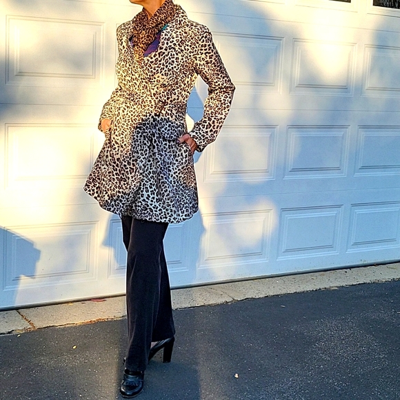NWOT Leopard Print Trenchcoat! BONUS Carry-case or clutch purse! M - Picture 4 of 17